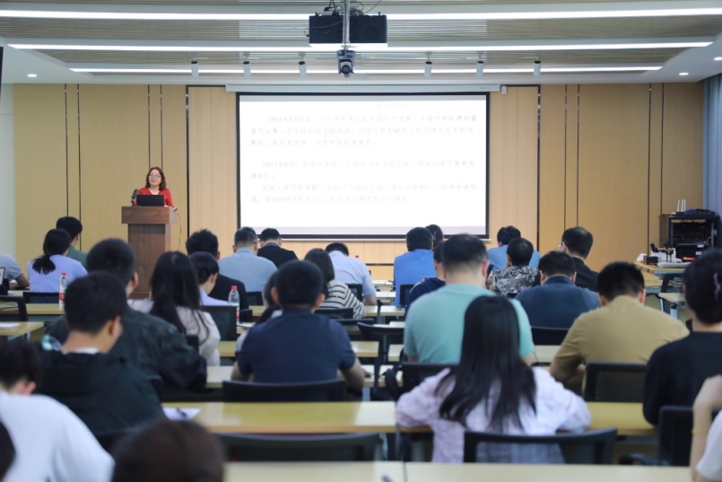 说明: 会议室里的人们描述已自动生成