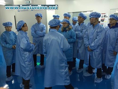 20141124_WNLO光学成像平台实地参观——穿着超净服的同学们认真听刘秀丽老师介绍实验室情况_副本.jpg